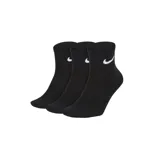 Pack de tres pares de medias Nike Everyday Lightweight de caña media, color negro con el logo Swoosh bordado en blanco.