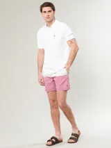 Short de baño azul con franjas horizontales en verde agua y blanco.