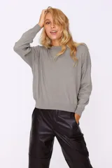 Sweater de punto color beige con cuello alto y detalle de strass en el cuello.