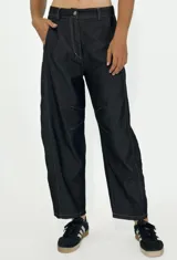 Pantalón de jean azul oscuro, de corte ancho y tiro alto.