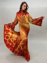 Vestido largo plisado con estampado abstracto en tonos rojo, naranja y dorado, cuello alto y mangas acampanadas. Incluye lazo fino para ajustar en la cintura.