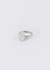 Anillo plateado de acero quirúrgico con forma de corazón cubierto de strass.