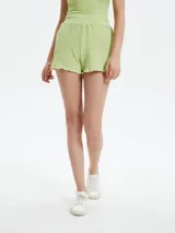 Shorts de mujer color rojo, con textura fruncida o smock en toda la prenda y borde inferior ondulado.