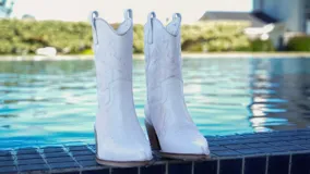 Botas texanas cortas blancas de cuero con bordados en la capellada y taco de madera.