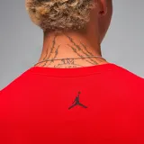 Camiseta roja de algodón con cuello redondo y logo "Jordan Sport" estampado en el pecho.