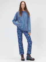 Remera de manga larga MUTMA Sticha, color negro con efecto acid wash y costuras decorativas expuestas en color celeste brillante. Cuenta con corte clásico, cuello redondo a la base y calce holgado.