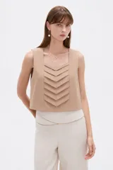 Musculosa de viscosa color tostado, de corte holgado, con cuello cuadrado y diseño geométrico de pliegues en el frente.