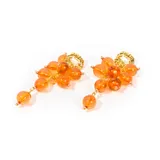 Aros colgantes con cuentas redondas color naranja traslúcido y herrajes dorados.