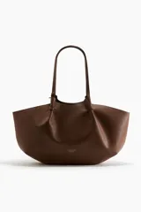 Bolso shopper marrón de cuero sintético con asas largas y cierre magnético oculto. Incluye estuche extraíble con cierre.