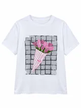 Remera blanca de manga corta y cuello redondo, con un estampado central que muestra un ramo de flores sobre un fondo de bloques grises.