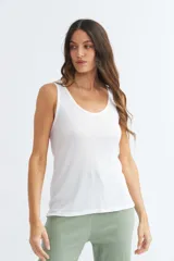 Musculosa blanca de algodón con breteles finos y escote redondo.