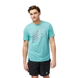 Remera deportiva New Balance, modelo Graphic Accelerate, color celeste con estampado gráfico del logo de la marca en el frente. Confeccionada en tejido técnico transpirable con diseño de cuello redondo y aberturas laterales en el ruedo.