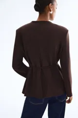 Blazer de punto roma color marrón oscuro, con escote en V profundo, un solo botón de cierre frontal y un cinturón fino para anudar a la cintura.