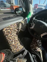 Pantalón largo de tela fina con estampado animal print.