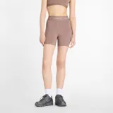 Short deportivo New Balance color marrón, de tiro alto y corte ajustado. Presenta logo de la marca en la cintura.