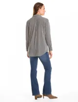 Camisa de manga larga marca Grand & Greene, con estampado de rayas verticales en blanco y negro. Presenta cuello con solapa, cierre frontal con botones y un bolsillo aplicado en el pecho.