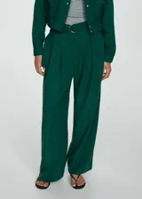 Pantalon wide leg color verde oscuro, con pinzas frontales, trabillas y cinturón integrado con hebilla circular. Cuenta con bolsillos laterales y cierre oculto.