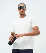 Remera deportiva masculina de manga corta y cuello redondo, confeccionada en tejido jacquard con tecnología dry para mayor transpirabilidad. Presenta un diseño con textura abstracta y corte estándar.