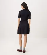 Vestido midi evasé color bordó, con cuello alto, mangas cortas y cintura marcada con cinturón fino removible con hebilla metálica dorada.