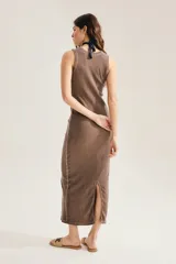 Vestido maxi de punto morley color marrón, sin mangas y con cuello redondo, de corte ajustado al cuerpo y largo hasta los tobillos.