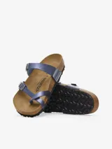 Sandalias Birkenstock modelo Mayari, color azul metalizado, con dos tiras finas ajustables y plantilla anatómica de corcho.
