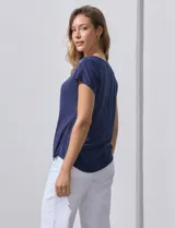 Remera de modal color marrón con cuello redondo y bordado floral en los hombros.