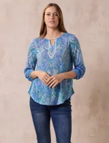 Blusa estampada marca Ruby Rd, con cuello redondo y escote en V con aplique metálico. Mangas ¾ con aplique de crochet.