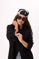 Camisa marrón de muselina, corte holgado, manga larga y botones al tono.