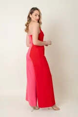 Mono de vestir color rojo y rosado, con breteles finos de perlas y corte palazzo.