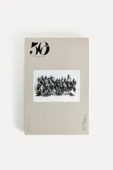 Remera negra de algodón con cuello redondo y mangas cortas. Estampado fotográfico en blanco y negro con texto Steven Meisel.