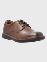 Zapato de cuero marrón con cordones, diseño de punta redonda y suela de goma EVA negra con tecnología de confort.