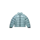 Campera puffer Nike x Nocta modelo Sunset, color verde mica con diseño acolchado horizontal, cierre frontal y bolsillos laterales con cierre. Presenta el logo de Nike en el pecho y la inscripción Nocta en la manga.