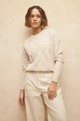 Pantalón negro de vestir, de corte recto y tiro alto, con pinzas y bolsillos laterales.