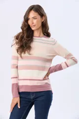 Buzo de tejido fino de algodón con diseño de rayas horizontales en tonos celestes, azules y beige. Presenta cuello redondo, mangas largas y puños en color azul marino.