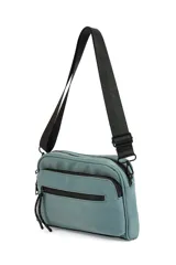 Bandolera negra de PU con correa ajustable y bolsillos frontales.