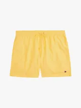 Short de baño amarillo con cintura elástica y cordón ajustable.