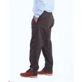 Pantalón de vestir verde oliva, de corte recto, con bolsillos laterales y traseros. Se ajusta a la cintura con cinturón de cuero marrón.