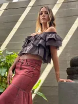 Top corto de color chocolate con diseño off-shoulder y múltiples volados horizontales. Confeccionado en tejido ligero.
