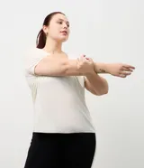 Remera deportiva de microfibra color negro, con cuello redondo, mangas cortas y detalles de perforaciones en los laterales de las mangas.