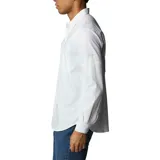 Camisa de manga larga Columbia modelo Silver Ridge en color blanco, con bolsillos frontales en el pecho, cierre de botones y protección solar.