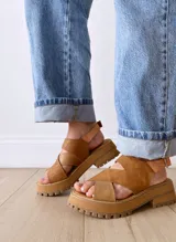 Sandalias de cuero color camel con tiras cruzadas y plataforma con suela track.