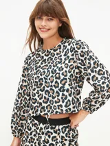 Camisa con estampado animal print de leopardo en tonos marrón, negro y blanco.