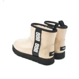 Botas cortas UGG Classic Clear Mini, impermeables, con exterior transparente y forro de borreguillo sintético color crema. Suela negra con relieve.