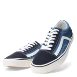 Championes urbanos de corte bajo marca Push, confeccionados en lona y gamuza color bordó con detalles en blanco. Presentan cordones blancos y suela de goma blanca con línea decorativa negra.