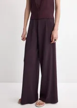 Pantalón de punto fino color bordó, de diseño recto y largo, con talle medio y detalle de pinzas.
