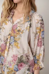 Camisa estampada de algodón y lino, con cuello en V, mangas anchas y puños con elástico.