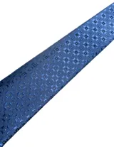 Corbata de seda azul marino con estampado paisley en tonos rosados y blancos.