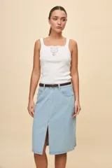 Falda midi de denim color celeste claro, con abertura central en la parte delantera, cinco bolsillos, cierre y botón metálico.