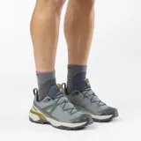 Championes de trekking Salomon X Ultra 360, de color negro y gris, con sistema de ajuste rápido de cordones Quicklace, suela Contagrip y tecnología Advanced Chassis para mayor estabilidad y protección en senderismo.