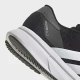 Championes de running Adidas Adizero SL2, color negro con tres franjas laterales blancas. Cuentan con mediasuela Lightstrike y Lightstrike Pro y suela de caucho.